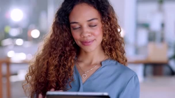 Moderní Kancelář Tablet Tvář Ženy Úsměvem Prohlížení Čtení Kontrola Mailů — Stock video