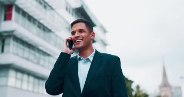 ビジネスマンは プロの会話からの幸福と街の屋外で歩くと電話 幸せな従業員 笑顔で話すとモバイルディスカッションや仕事のコミュニケーションから笑い — ストック動画