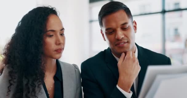 Ofiste Adamları Belgeler Planlama Strateji Kurumsal Fikir Alışverişi Adamı Kadın — Stok video