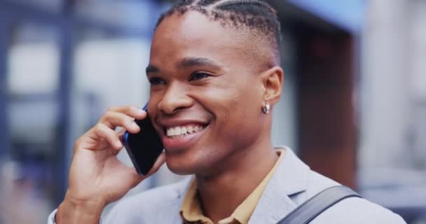 Llamada Telefónica Cara Feliz Hombre Negro Ciudad Hablando Chat Comunicación — Vídeo de stock