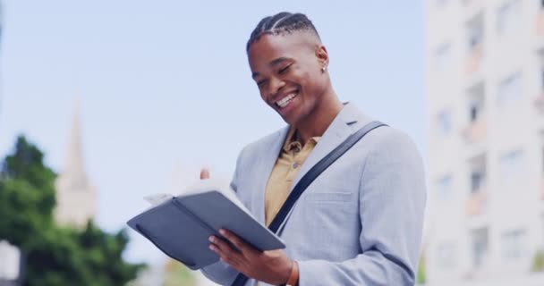 Negocios Cuaderno Sonrisa Con Hombre Negro Ciudad Para Horario Planificación — Vídeo de stock