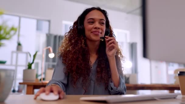 Marah Berbicara Dan Seorang Wanita Call Center Dengan Jari Tengah — Stok Video