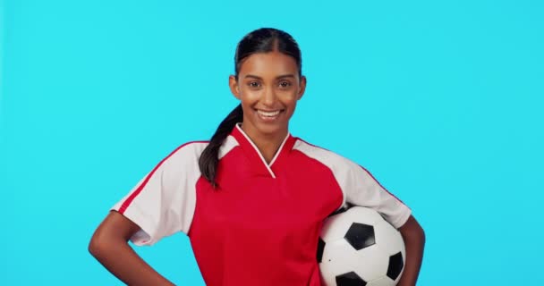 Sport Glad Och Fotboll Med Kvinna Studio För Fitness Träning — Stockvideo