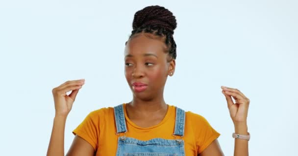 Reden Genervt Und Eine Schwarze Frau Mit Spöttischer Geste Isoliert — Stockvideo