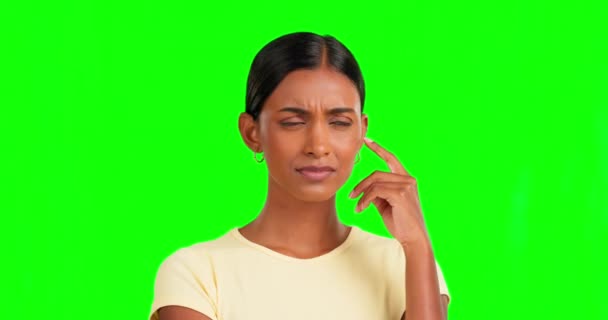 印度妇女 在绿色的屏幕上思考和面对各种背景的想法 远见和思维方式 年轻模特儿和肖像画 用沮丧的表情解决问题 解决问题和困惑 — 图库视频影像