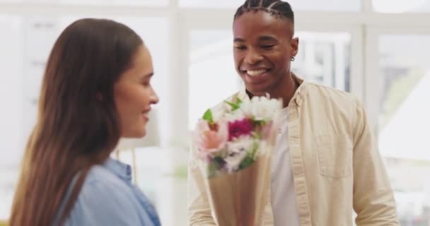 花やカップル抱擁自宅で記念日 結合とロマンスを祝うために 花の花束 異人種間の幸せな黒人男性と女性は愛のために贈り物やプレゼントで抱擁または抱擁 — ストック動画