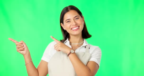 Mujer Barista Está Apuntando Marketing Pantalla Verde Maqueta Con Colocación — Vídeos de Stock