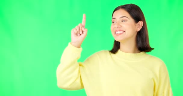 在工作室的绿色屏幕背景上展示女性的肖像 点和品牌 用于指导或产品的摆放 与迷人的快乐女性进行手势 广告或选项的模仿 — 图库视频影像