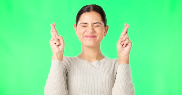 Захоплена Жінка Пальці Схрещені Обличчя Зеленому Екрані Фон Студія Удачу — стокове відео