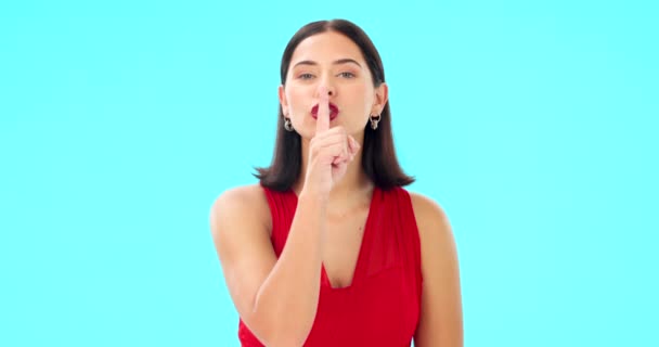 Dedo Labios Cara Mujer Feliz Sobre Fondo Azul Estudio Aislado — Vídeos de Stock