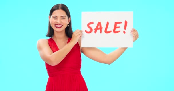 Žena Držení Prodejní Plakát Izolované Modrém Pozadí Pro Maloobchodní Nákupní — Stock video