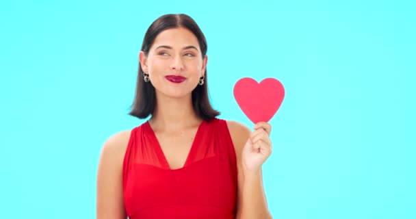 Twarz Uśmiech Kobieta Czerwonym Sercem Emoji Romantyczne Wsparcie Tle Niebieskiego — Wideo stockowe