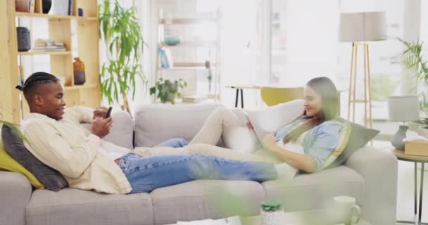 Láska Odpočinek Pár Gauči Technologie Štěstí Domácím Obývacím Pokoji Hry — Stock video
