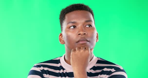 緑のスクリーンスタジオで思考 ブレインストーミング 黒人男性を背景に 意思決定 解決策を提供します 混乱し 絵文字や問題解決のための不確定な顔を持つアフリカ人 — ストック動画