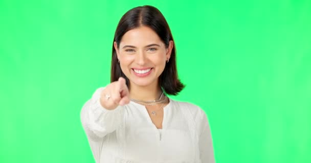 Особа Вказуючи Жінку Зеленим Екраном Посмішку Успіх Студійному Фоні Портрет — стокове відео
