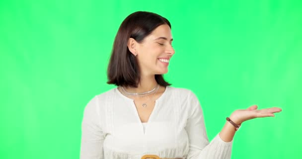 Ευτυχισμένη Γυναίκα Χέρι Και Πράσινη Οθόνη Τοποθέτηση Προϊόντων Απόφαση Επιλογή — Αρχείο Βίντεο