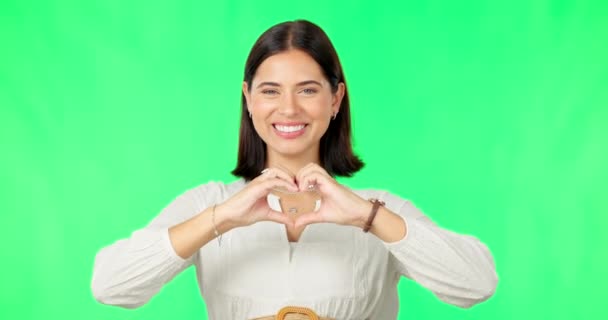 Kadının Kalbi Elleri Yüzü Yeşil Ekranda Gülümsüyor Stüdyo Veya Stüdyo — Stok video