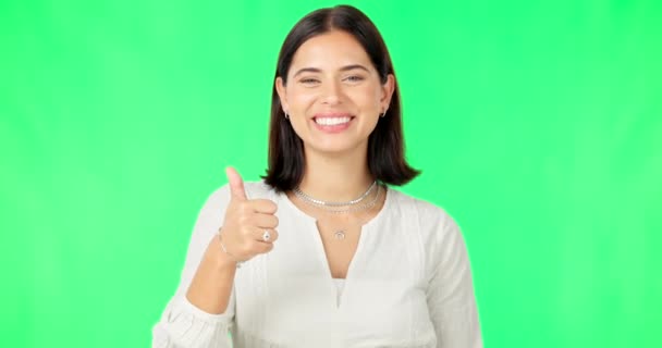 緑の画面で スタジオの背景に合意 勝利または成功のために幸せな女性 手と親指を上げます 親指を示す笑顔の女性の肖像 Emojidex 絵文字デックス カスタム絵文字サービスのような — ストック動画