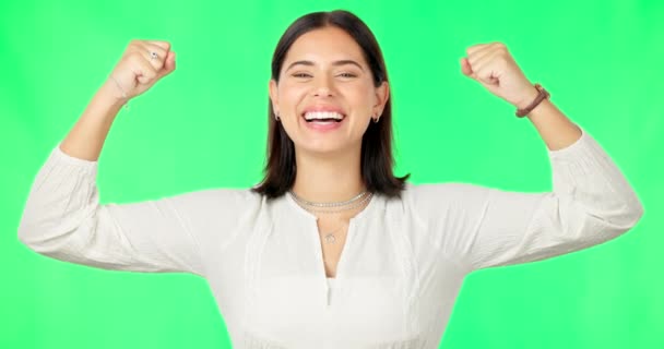 性別平等の闘い 力と強さのためにスタジオの背景に隔離された強力で緑の画面と幸せな女性 エンパワーメント フェミニズム 若者の顔が勝つとお祝い拳ポンプ — ストック動画