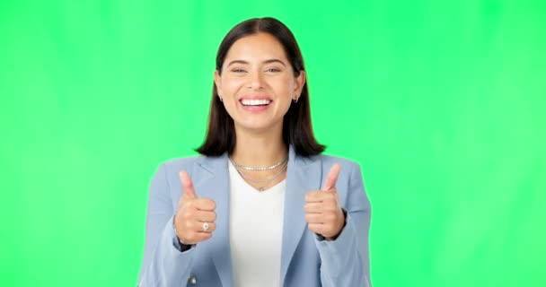 スタジオの背景に対して成功 または合意のための緑の画面上の幸せな女性 手と親指アップ 親指を示すビジネス女性の肖像 Emojidex 絵文字デックス カスタム絵文字サービスのような — ストック動画