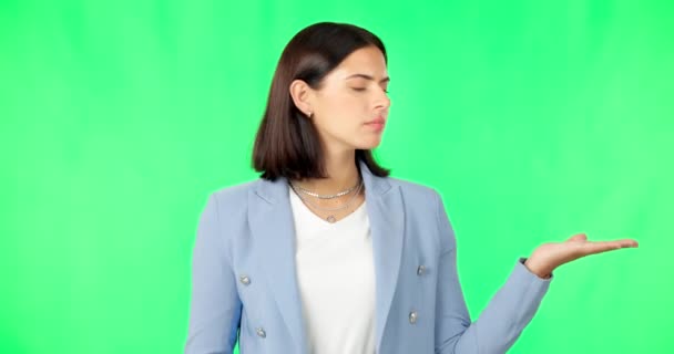 Affärskvinna Öppna Händer Och Handflata Med Grön Skärm För Val — Stockvideo