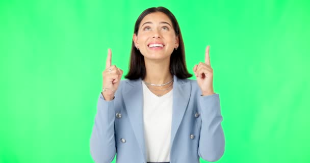 绿色的屏幕 商务的面孔和快乐的女人指向新闻的造型色彩背景 女性员工广告促销 产品投放或交易介绍的肖像 — 图库视频影像