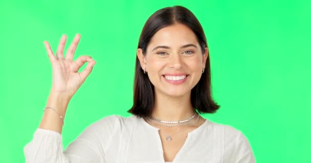 Хорошо Руки Лицо Счастливая Женщина Зеленом Экране Заднем Плане Студии — стоковое видео