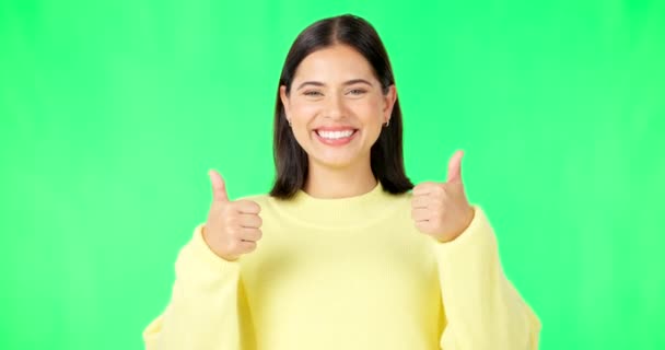 快乐的女人 脸和大拇指在绿色的屏幕上 因为他们赢了 成功或在工作室的背景下达成了协议 图片说明女性的微笑表现出了大拇指的表情 或类似于铬色的造型 — 图库视频影像