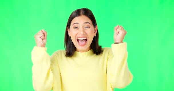 Mujer Feliz Celebración Señalando Pantalla Verde Para Ganar Éxito Promoción — Vídeos de Stock