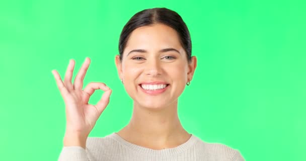 Cara Pantalla Verde Mujer Con Signo Sonrisa Aprobación Contra Fondo — Vídeos de Stock