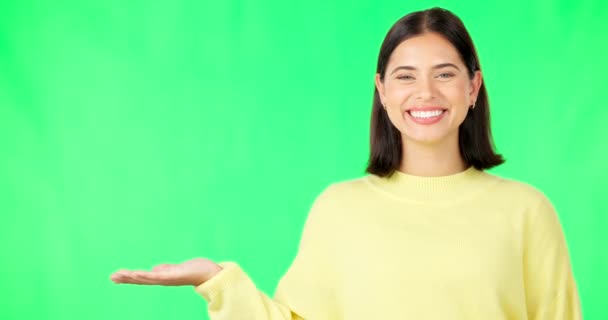 Ευτυχισμένη Γυναίκα Χέρι Και Πράσινη Οθόνη Για Τοποθέτηση Προϊόντων Διαφήμιση — Αρχείο Βίντεο
