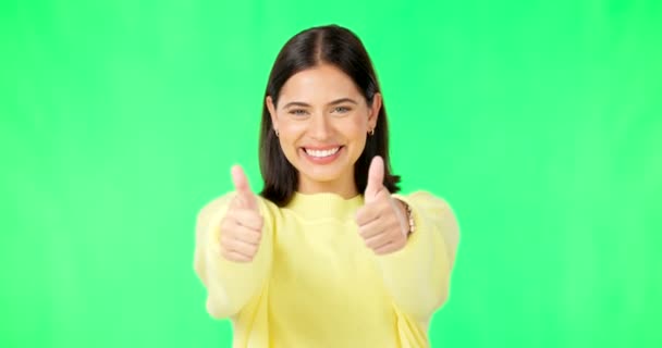 快乐的女人 双手和大拇指高举在绿色的屏幕上 因为他们赢了 成功或在工作室的背景下达成了协议 照片中的女性形象 笑容中流露出大拇指的表情 或者是类似的 — 图库视频影像
