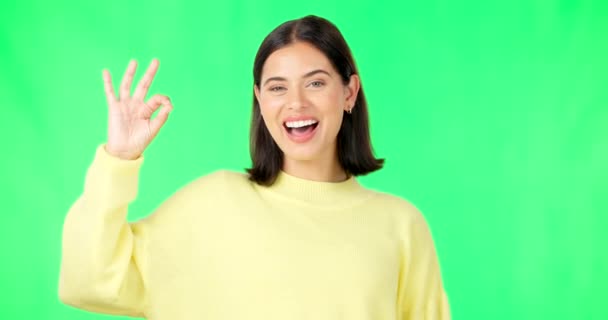 Zielony Ekran Portret Kobiety Robiącej Doskonały Znak Lub Gest Dłoni — Wideo stockowe