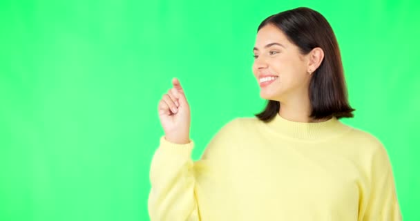 在工作室的绿色屏幕背景上与女性的肖像 点和空间 用于营销或产品放置 广告和选择与一个迷人的年轻女性在铬钥匙上 — 图库视频影像