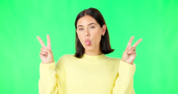 Grön Skärm Roligt Ansiktsuttryck Och Lycklig Kvinna Poserar Med Tungan — Stockvideo