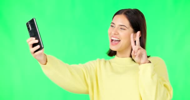 Щаслива Жінка Обличчя Селфі Зеленому Екрані Дурними Виразами Обличчя Фоні — стокове відео