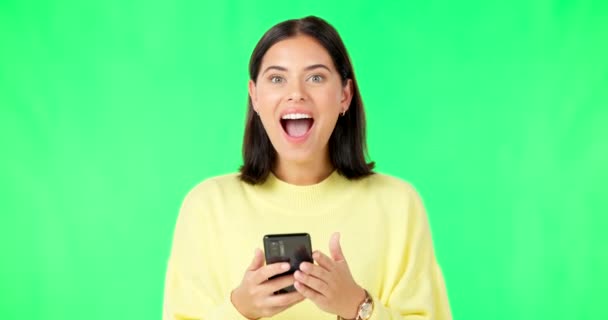 Mujer Feliz Teléfono Celebración Pantalla Verde Para Ganar Promoción Bono — Vídeos de Stock
