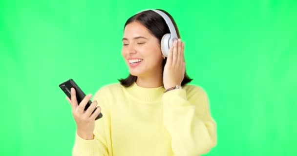 Ευτυχισμένη Γυναίκα Τηλέφωνο Και Χορός Ακουστικά Στην Πράσινη Οθόνη Για — Αρχείο Βίντεο