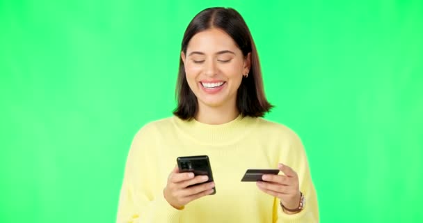 Glückliche Frau Telefon Und Kreditkarte Auf Grünem Bildschirm Für Online — Stockvideo