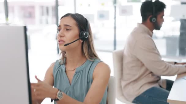 Tråkigt Kvinna Och Call Center Med Man Trösta Hjälpa Och — Stockvideo