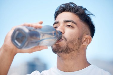 Spor yaptıktan, spor yaptıktan ya da antrenman yaptıktan sonra şehirde sürdürülebilirlik için spor ve içme suyu. Susamış erkek, sporcu ya da koşucu susuzluk, dinlenme ya da mola için içki içiyor..