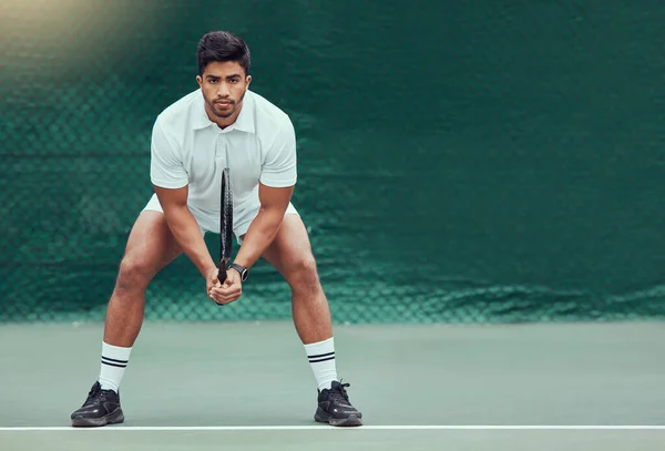 Спорт Простір Людина Дворі Тенісу Тренування Висміювання Мислення Фокусування Зеленому — стокове фото