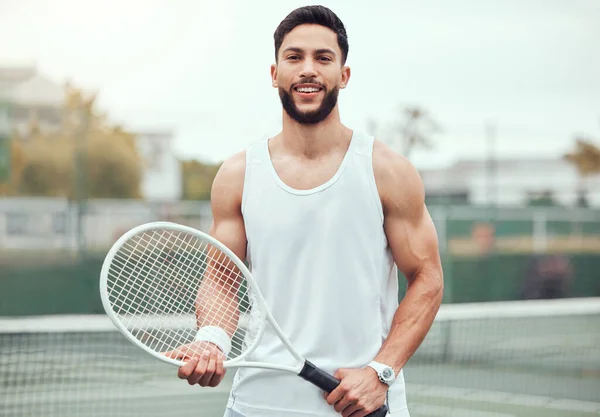 フィットネス テニス ラケットを持つ男の肖像画 スポーツの考え方とコート上の幸せなゲームへの自信 ワークアウトの目標 誇りと幸福 健康のための動機を持つ男性アスリート ウェルネスとスポーツ — ストック写真