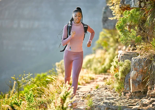 Siyah kadın, dağ koşusu ve spor için açık hava, hız ya da sağlık için yaz aylarında odaklanarak mücadele. Afrikalı kız, spor ve koşucu gün ışığında egzersiz, macera ve yürüyüş ile antrenman yapıyor..