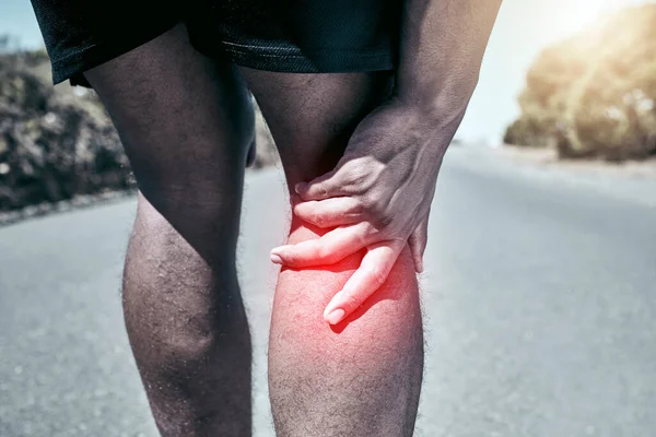 疼痛和关节在户外运动时的特写和锻炼对运动损伤的影响 道路和膝伤及意外事故对身体的影响 医疗急救及腿部健康的影响 — 图库照片