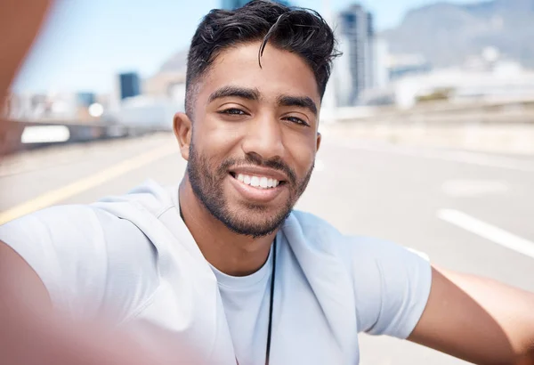 Szczęśliwy Selfie Fitness Człowiekiem Mieście Portalach Społecznościowych Zdjęcie Profilowe Działa — Zdjęcie stockowe
