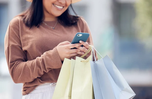 Shopping Telefono Donna Digitando Città Con Borsa Online Notifica Vendita — Foto Stock