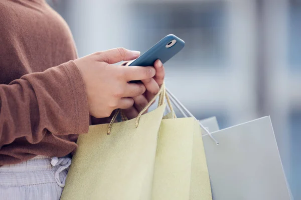 Shopping Telefono Mani Donna Città Con Borsa Online Notifica Affare — Foto Stock