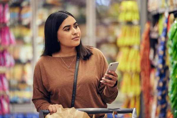 슈퍼마켓에서 여자들 쇼핑하고 전화하는 합니다 조사하고 선택하기 위해서요 소매상 식료품 — 스톡 사진