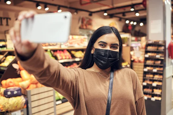 电话和女人在购买食物的时候带着面具超级市场为社交媒体 互联网或网络提供服务 商店里的商店 咖啡店和年轻顾客在手机或智能手机上拍照 — 图库照片